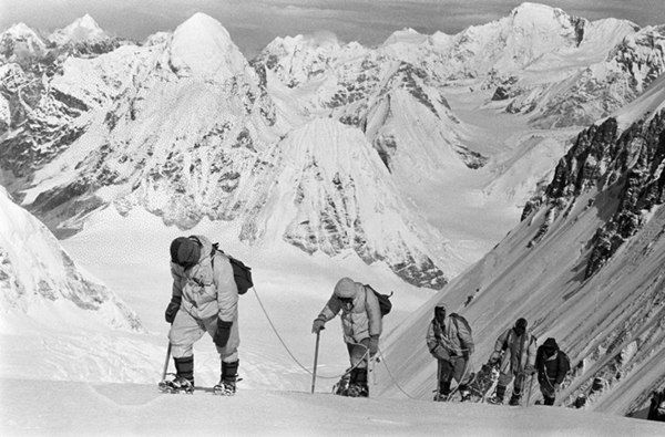 △1960年5月，中國登山隊隊員在海拔7150米的冰雪坡上行進。
